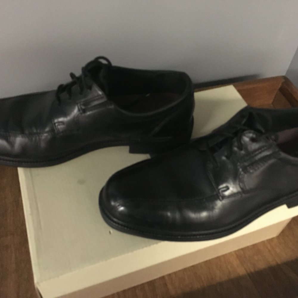 size 7 Bostonian Black Tie Shoe - (Like New)